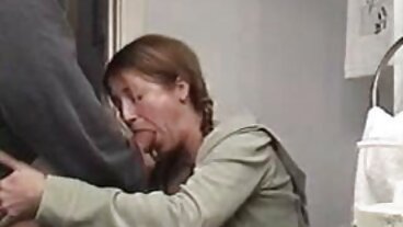 Oskyldigt ser Redhead Jia längtar efter svart kuk och sexiga äldre kvinnor får det