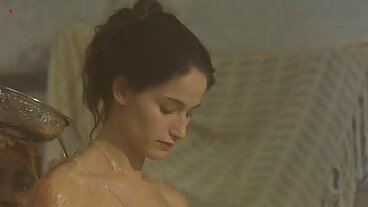 Utbunden pojke väntar på tjusig arbetarflicka nakna äldre kvinnor