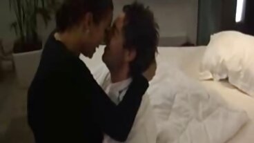 Isis Love stönar på en mogna sexiga kvinnor enorm chokladsticka