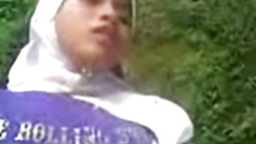 Heta pigor håller sina kläder på och suger kontaktannonser äldre kvinnor kuk tills de kommer