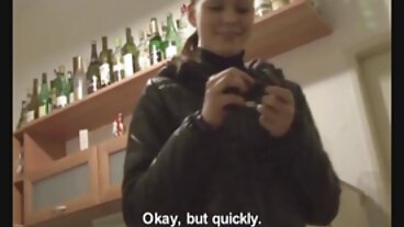Butt plug Wielding Anal Queen kvinnor mogna Lily Glee sitter på Thickie