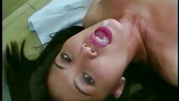 Underbara Ginebra Bellucci sexiga äldre kvinnor blir knullad direkt i fittan